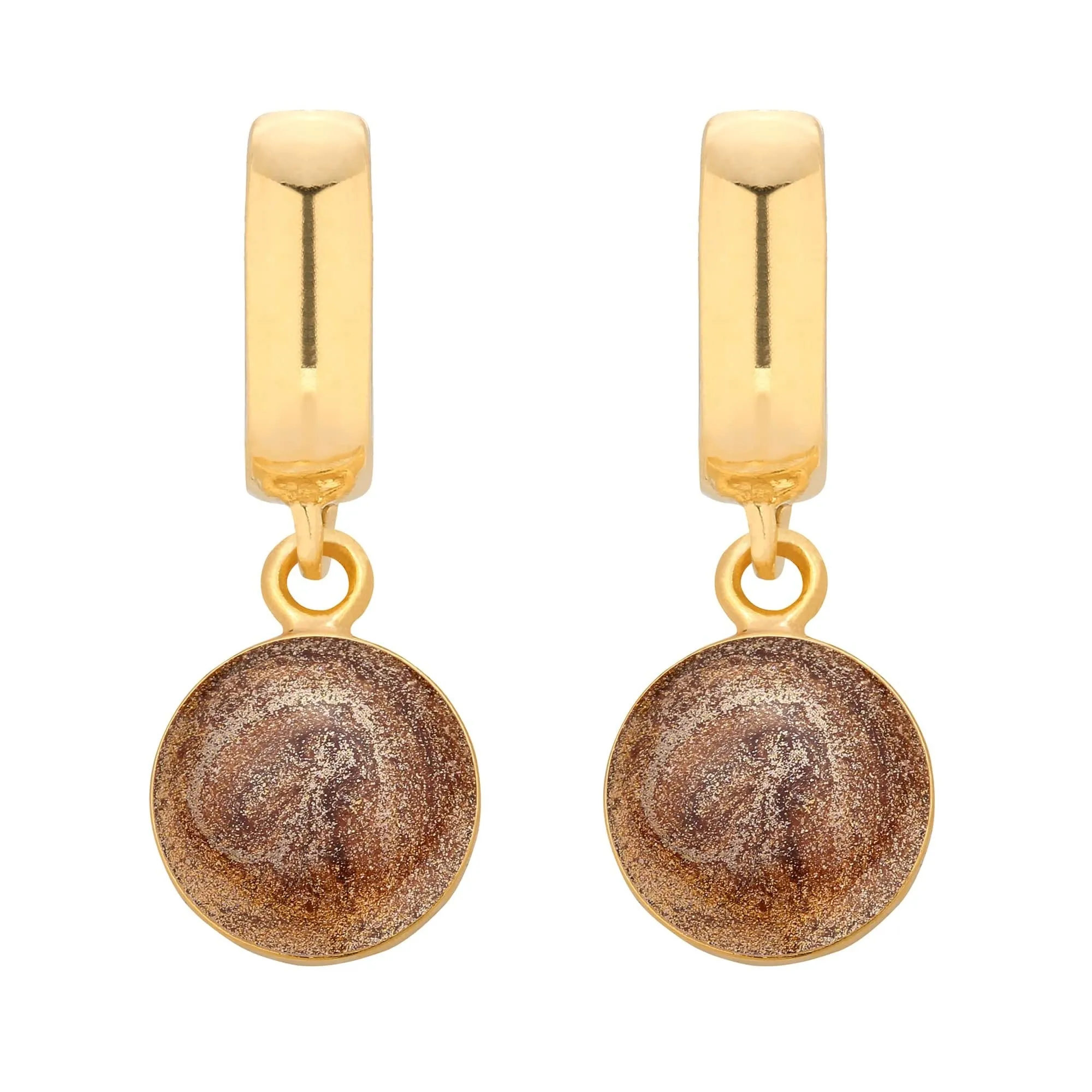 Złote kolczyki z brązową żywicą