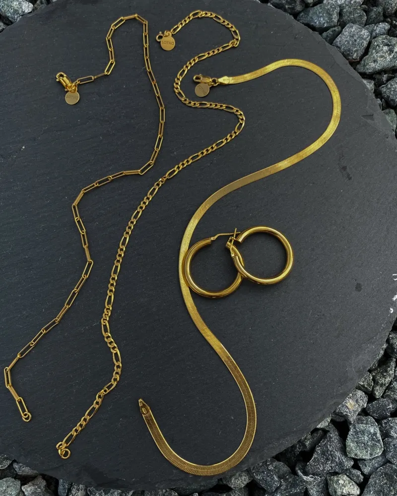 Masywne kolczyki koła L z różowego złota