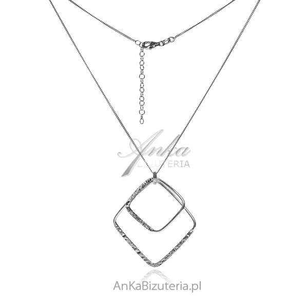 Naszyjnik srebrny z kwadratową karbowaną przywieszką