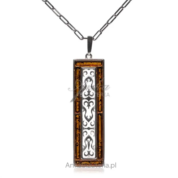 Srebrna zawieszka z koniakowym bursztynem  i ażurowym pionowym ornamencie