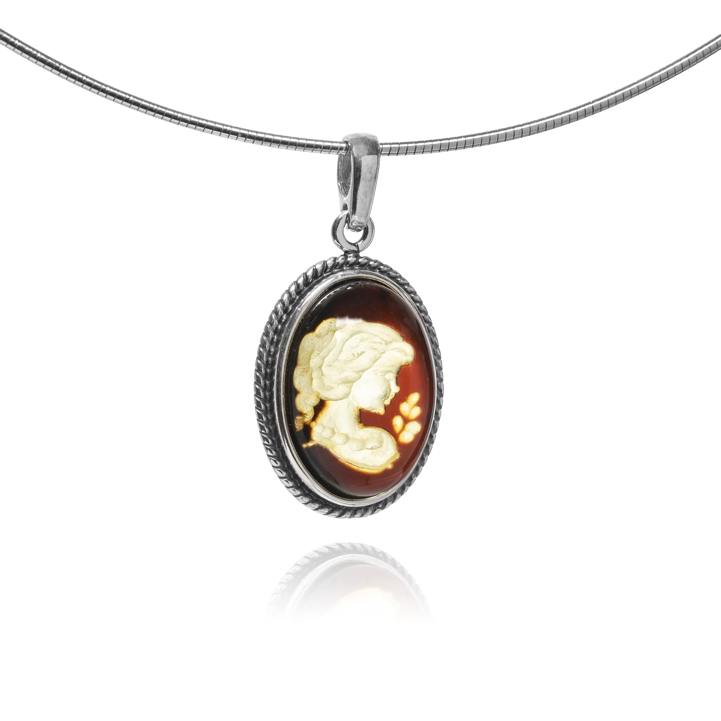 Biżuteria srebrna z bursztynem rzeźbiona kamea  z oksydowaną obwódką