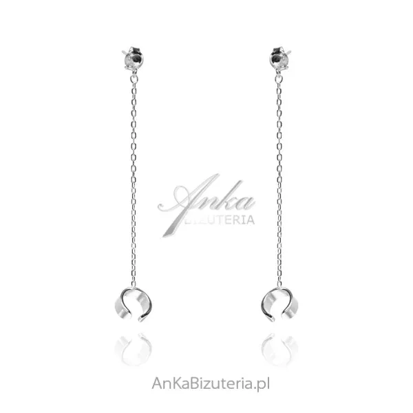 Kolczyki srebrne trendy z łańcuszkiem i nausznica gładka