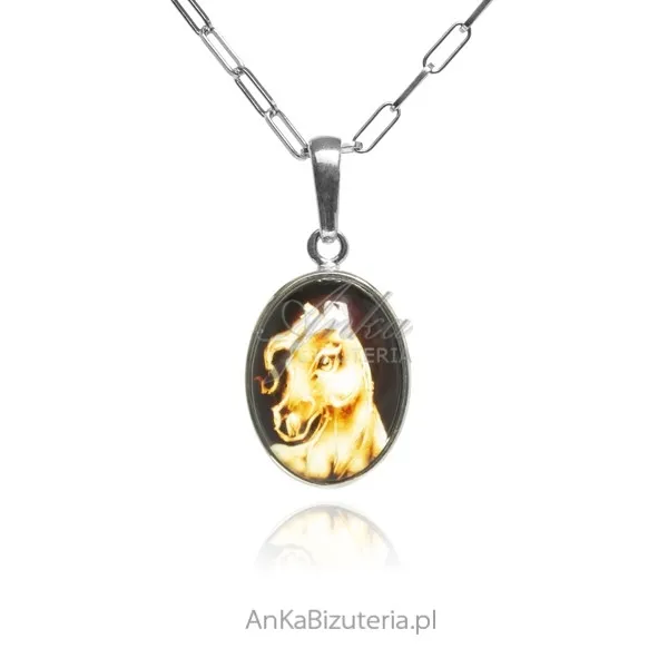 Zawieszka srebrna z bursztynem ręcznie rzeźbiony  koń