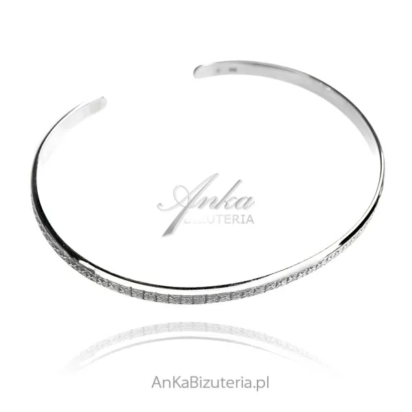Srebrna bransoleta  typu bangle z grawerowanym wzorem - klasyka i elegancja