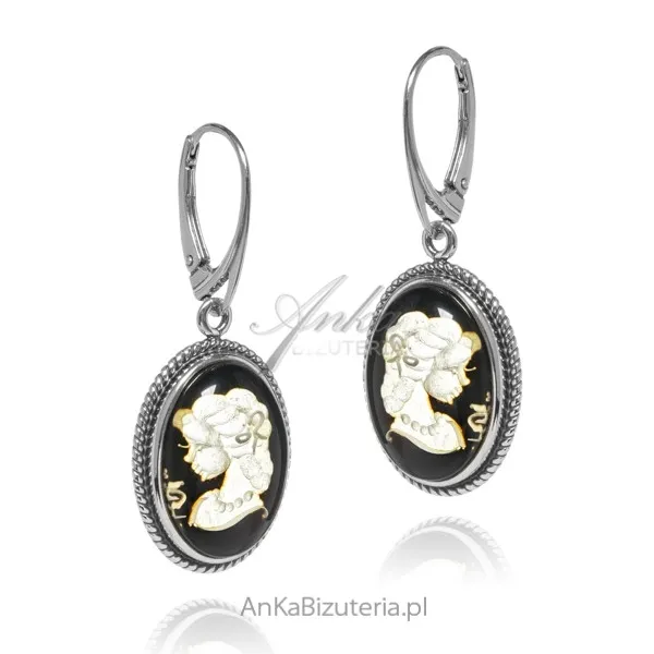 Kolczyki srebrne z bursztynem rzeźbiona  kamea z ozdobnym wykończeniem