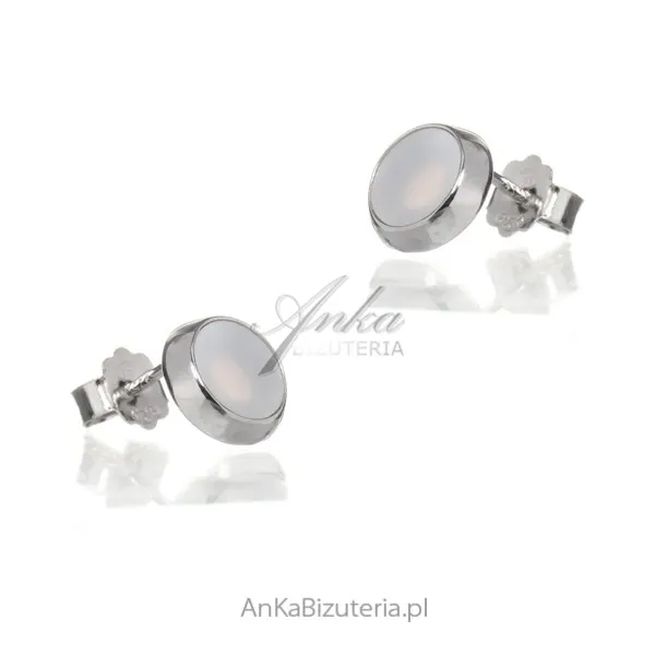 Subtelne kolczyki srebrne z białą masą perłową