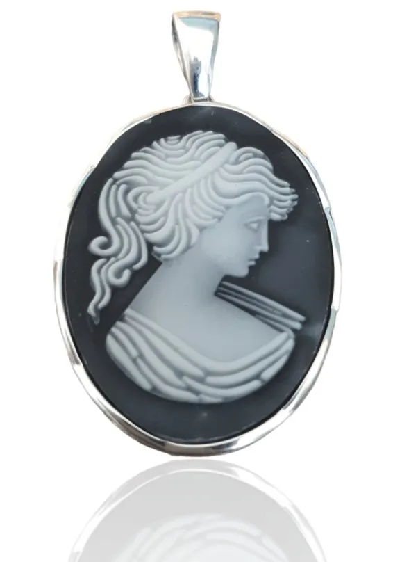 Zawieszka srebrna kamea ii na czarnym agacie z białą masą perłową