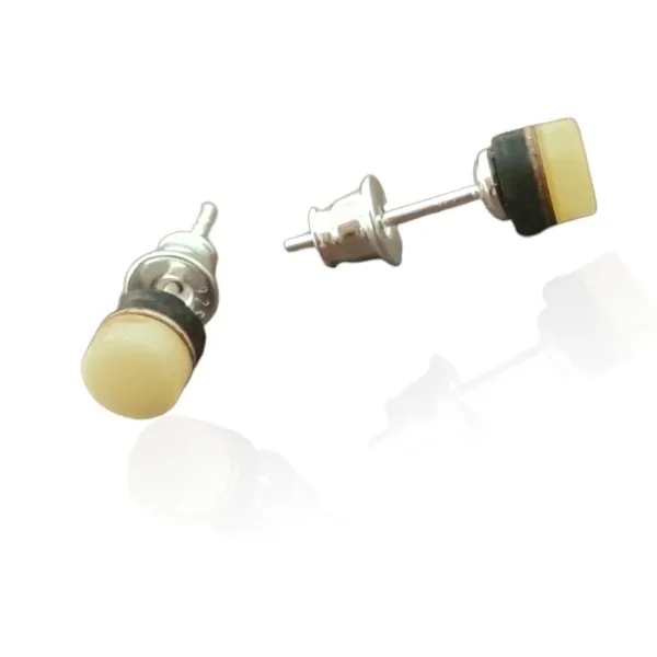 Kolczyki srebrne z białym bursztynem  na czarnym dębie