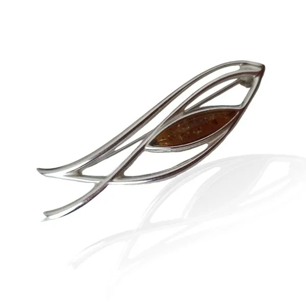 Broszka srebrna z bursztynem  w kolorze wiśni z zielonymi łuskami