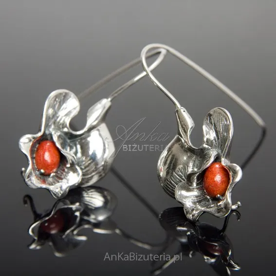 Srebrne kolczyki z koralem kwiat na biglu