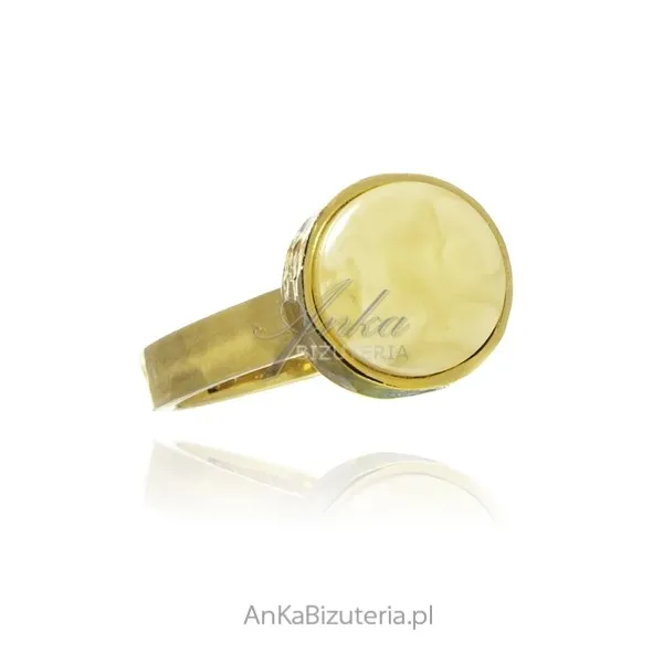 Pierścionek srebrny pozłacany z  żółtym bursztynem na czarnym dębie