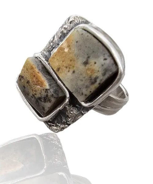 Pierścionek srebrny regulowany z naturalnym bursztynem