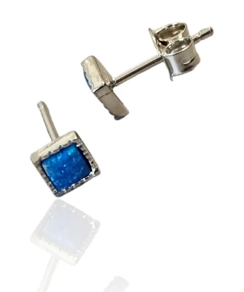 Subtelne kolczyki srebrne z ozdobną ramką z niebieskim opalem