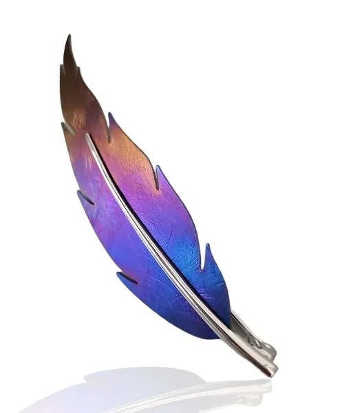 Broszka srebrna z tytanem piórko