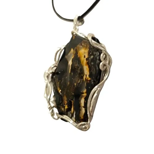 Srebrna zawieszka z zielonym bursztynem w skromnej srebrnej oprawie