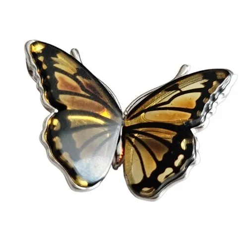 Broszko-wisior srebrny z bursztynem motyl grawerowany