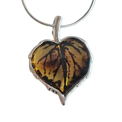 Srebrna zawieszka listek grawerowany w bursztynie