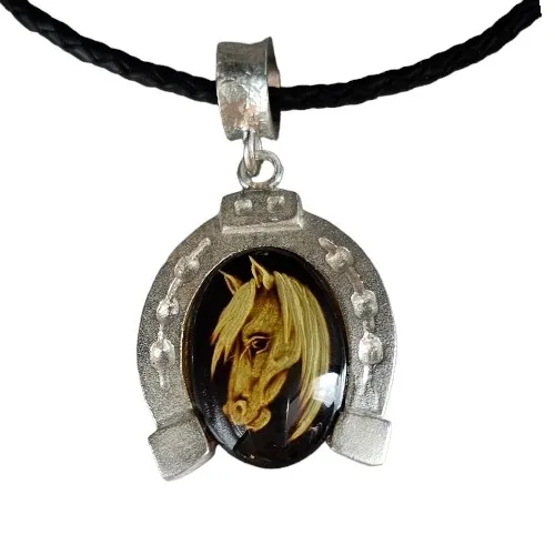 Zawieszka srebrna koń w podkowie z bursztynem