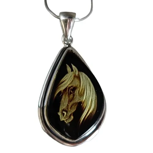 Zawieszka srebrna z bursztynem koń grawer w bursztynie