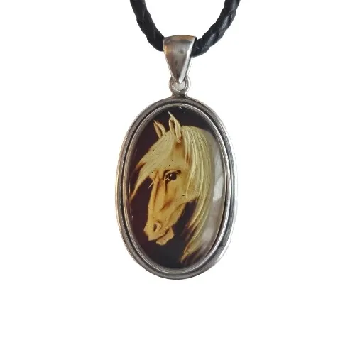 Srebrna zawieszka koń  wygrawerowany w bursztynie