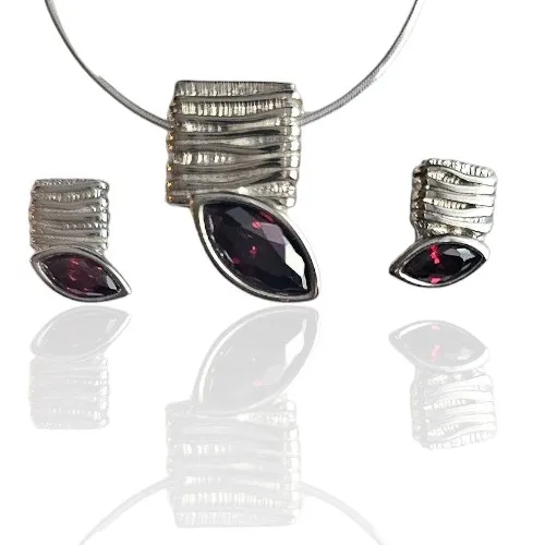 Komplet biżuteri srebrnej z bordową cyrkonią