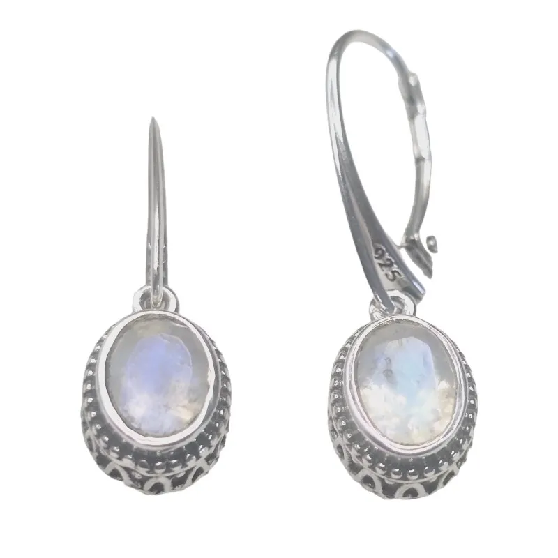 Kolczyki srebrne z kamieniem księżycowym - śliczne w oksydowanej koszyczkowej oprawie