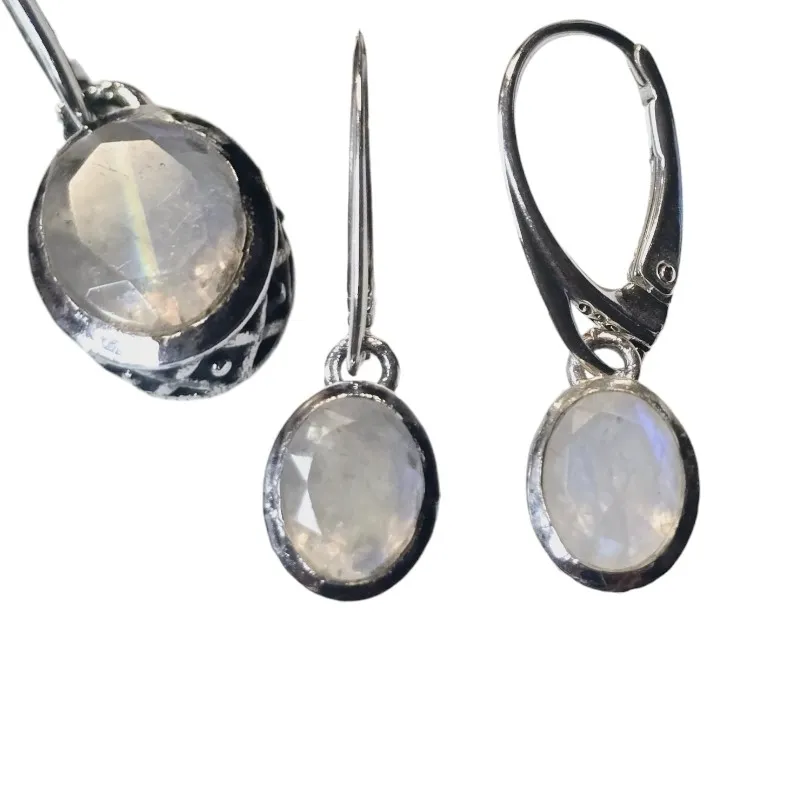 Kolczyki srebrne z kamieniem księżycowym w ozdobnym oksydowanym koszyczku