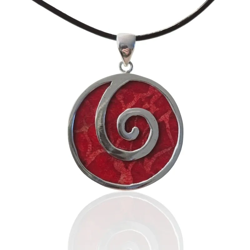 Zawieszka srebrna z koralowcem ślimak