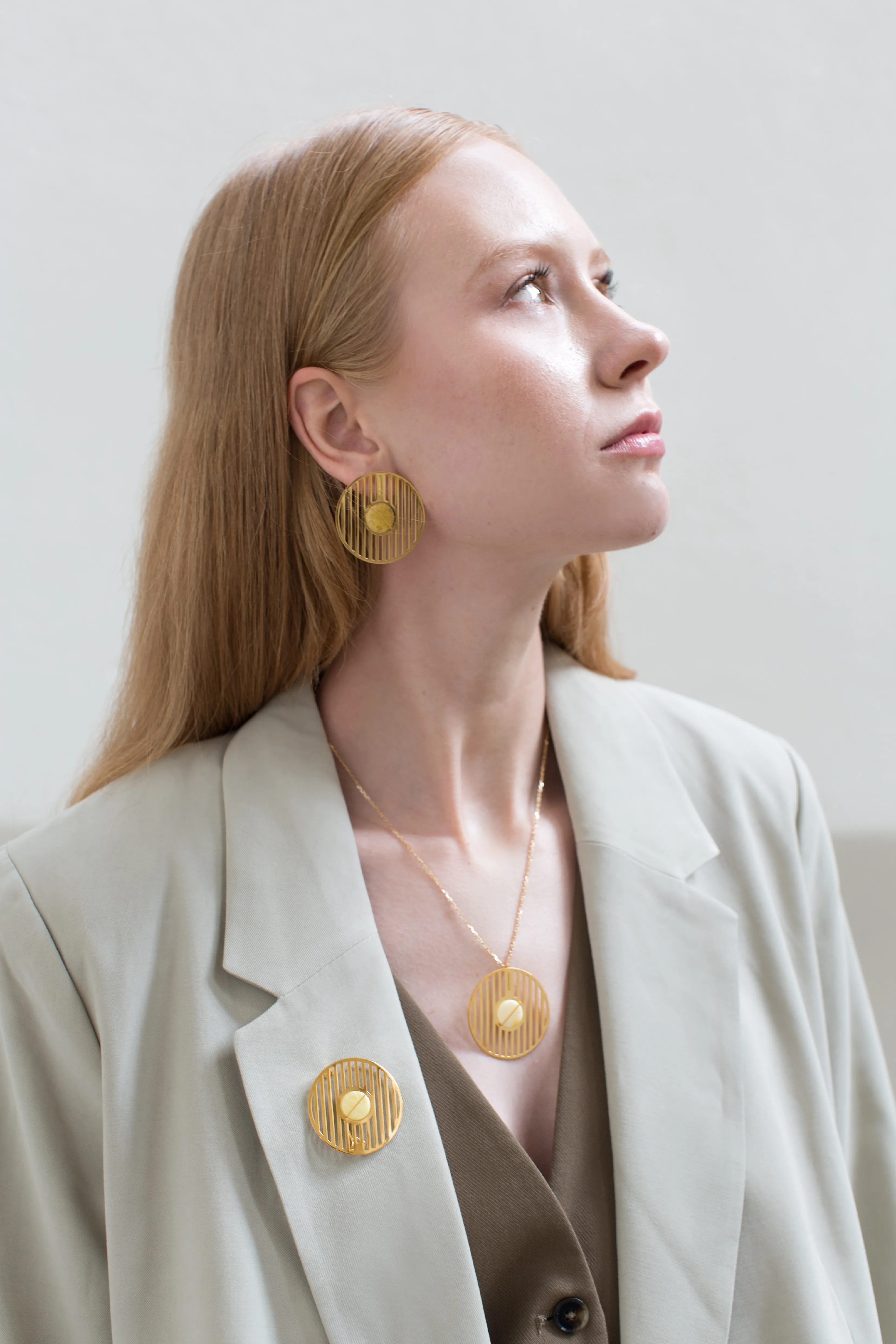 Broszka srebrna pozłacana z żółtym bursztynem zebra