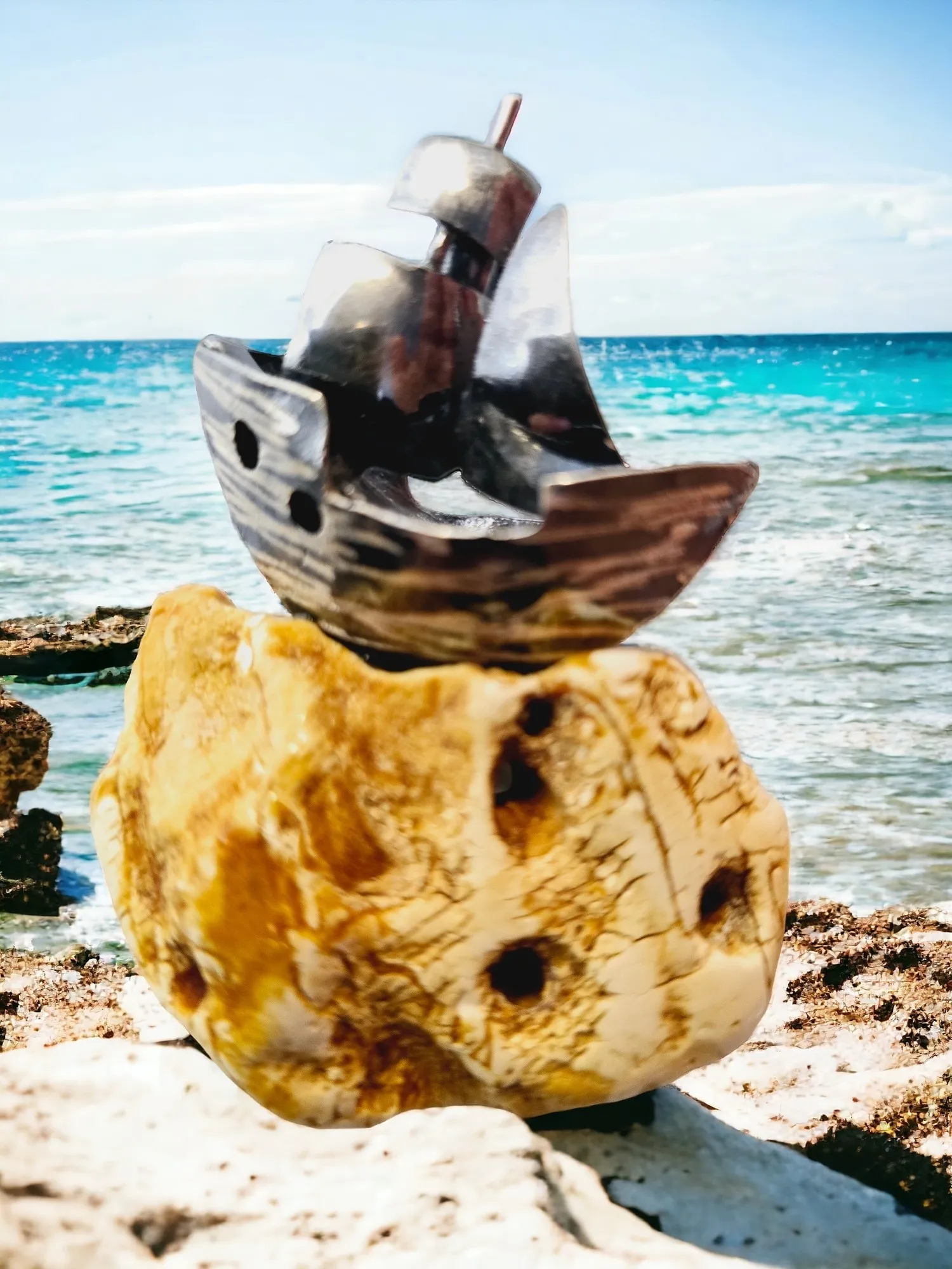 Oryginalna zawieszka srebrna statek na skale z naturalnego bursztynu