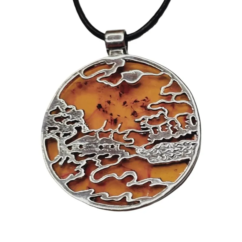 Srebrna zawieszka z bursztynem wiejski pejzaż