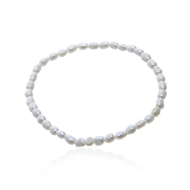 Subtelna bransoletka z białych perełek  na gumce