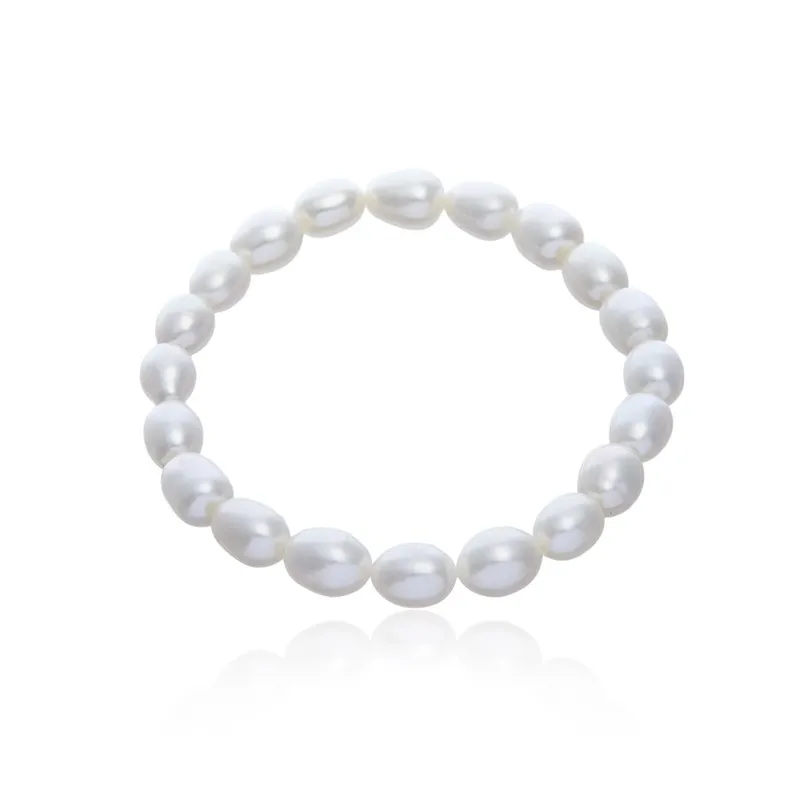 Elegancka  bransoletka z białych perełek na gumce