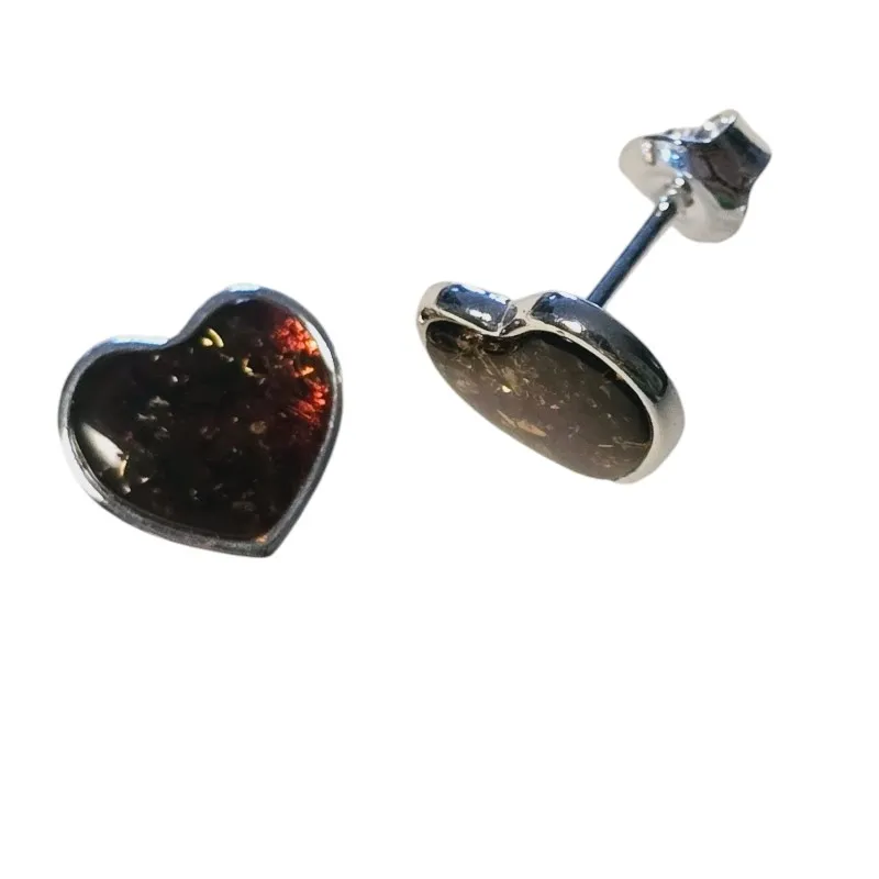 Kolczyki srebrne serduszka z wiśniowym  bursztynem z zieloną łuską