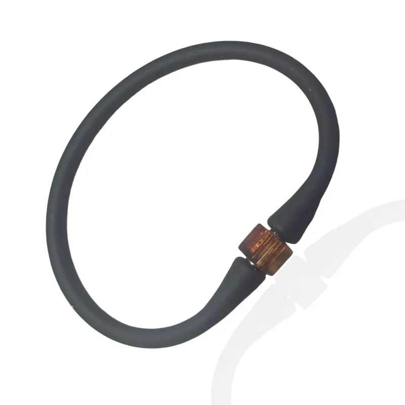 Bransoletka z  kwadratowym bursztynem na kauczukowej czarnej żyłce - w kolorze koniak