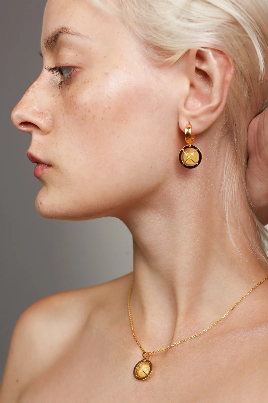 Kolczyki srebrne pozłacane kopernicus z żółtym bursztynem