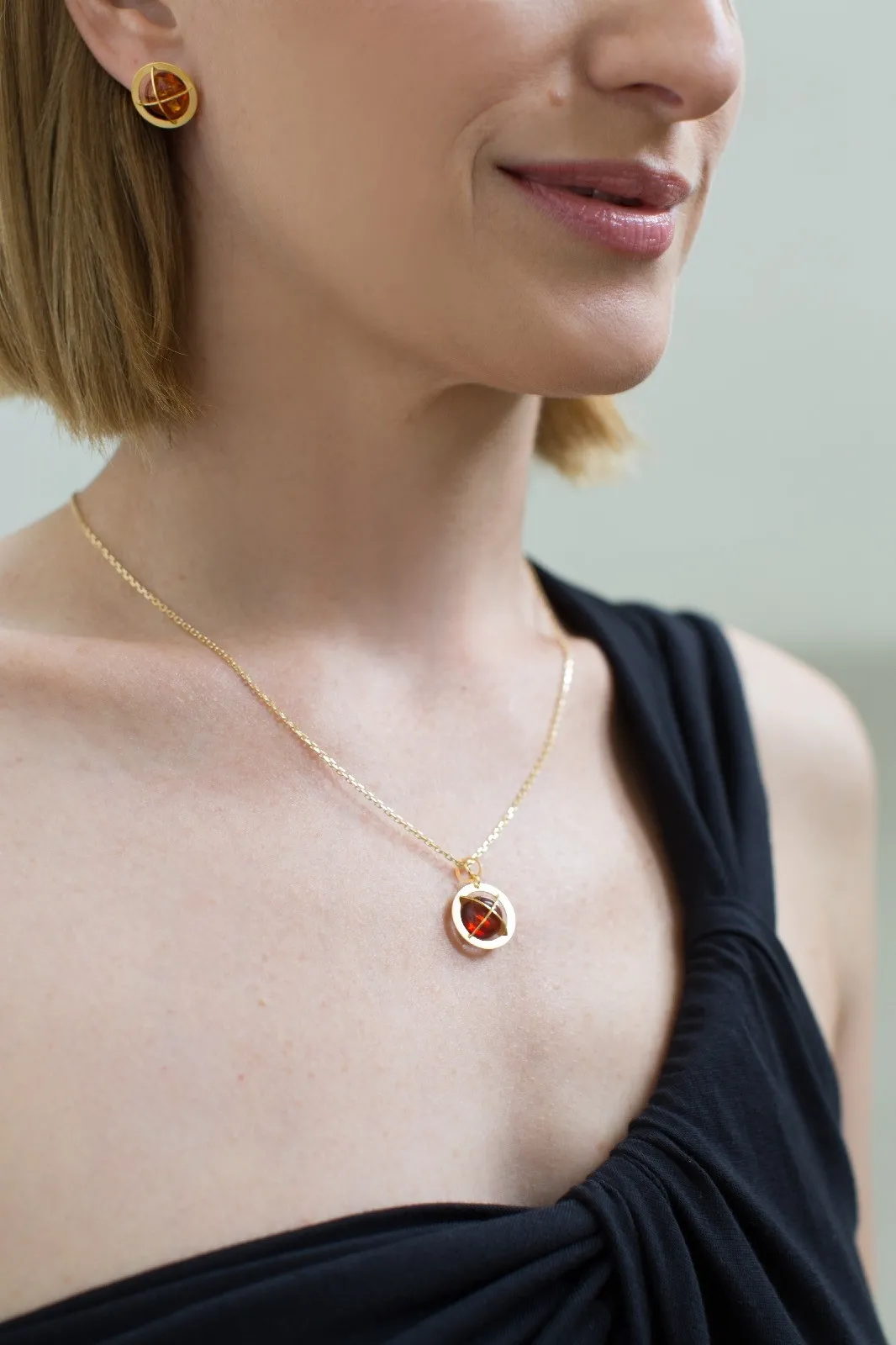 Naszyjnik srebrny pozłacany z wiśniowym bursztynem kopernicus