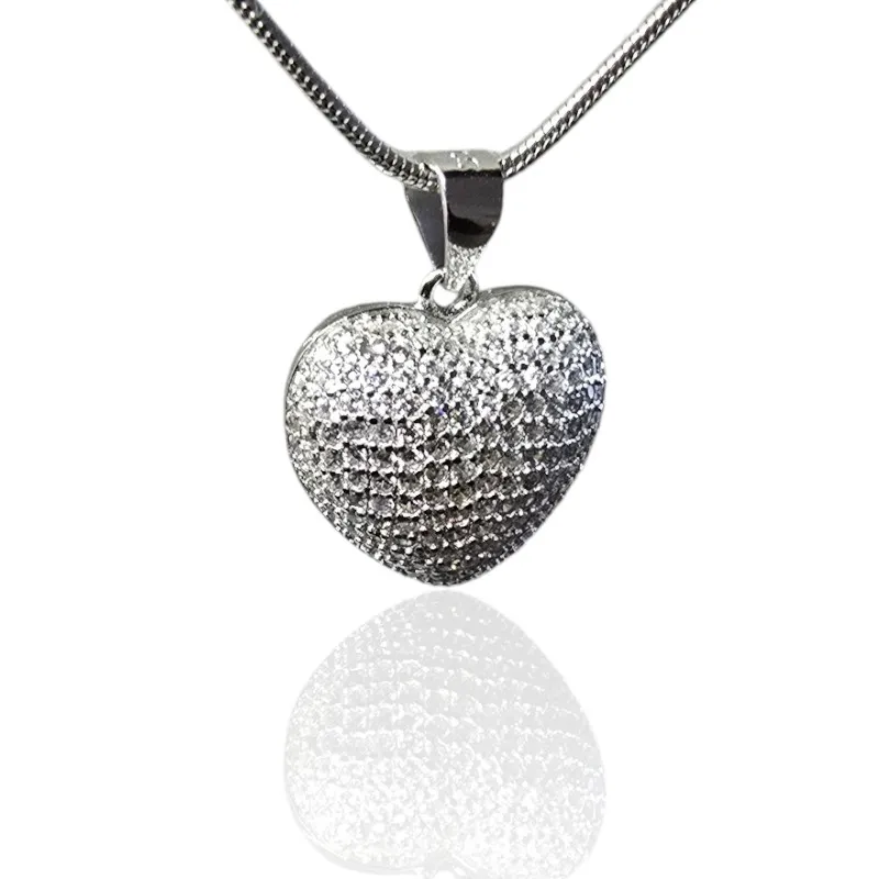 Srebrna zawieszka serduszko z białymi mikrocyrkoniami