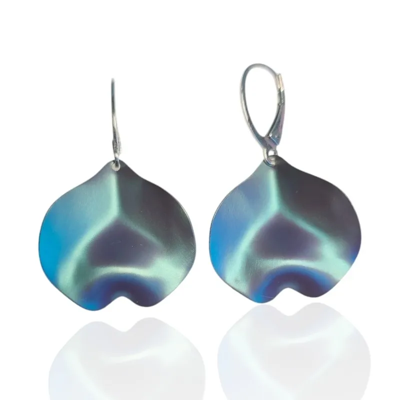 Kolczyki srebrne  płatki z tytanu w kolorze indygo - san marino