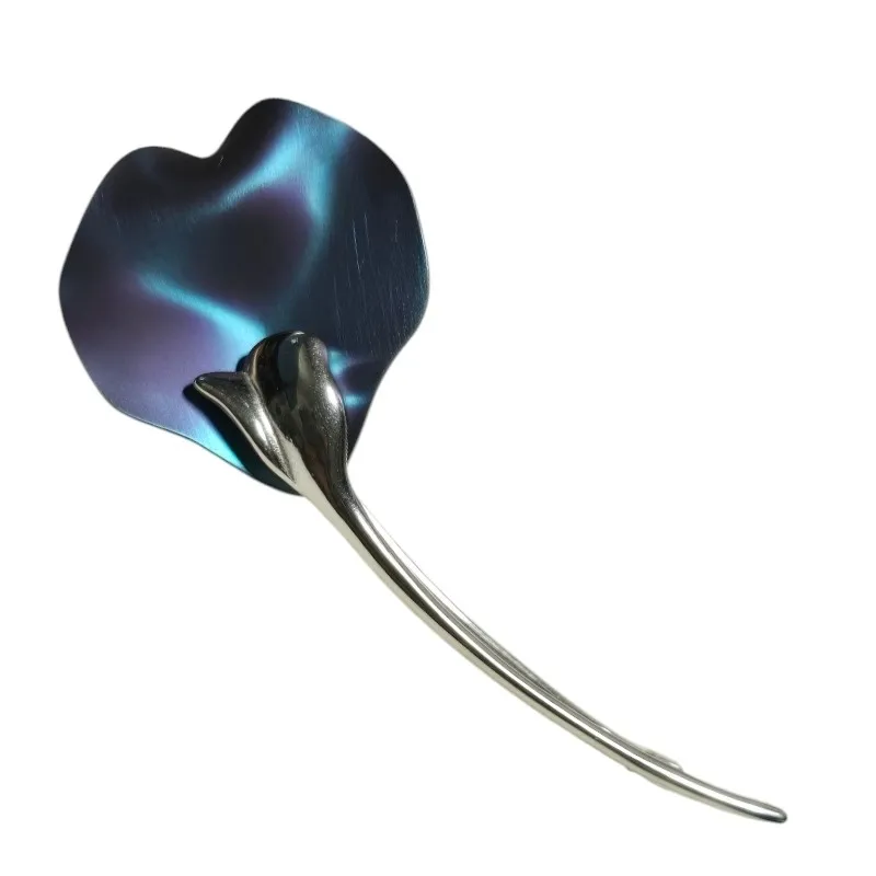 Broszka srebrna  płatek z niebieskim  tytanem