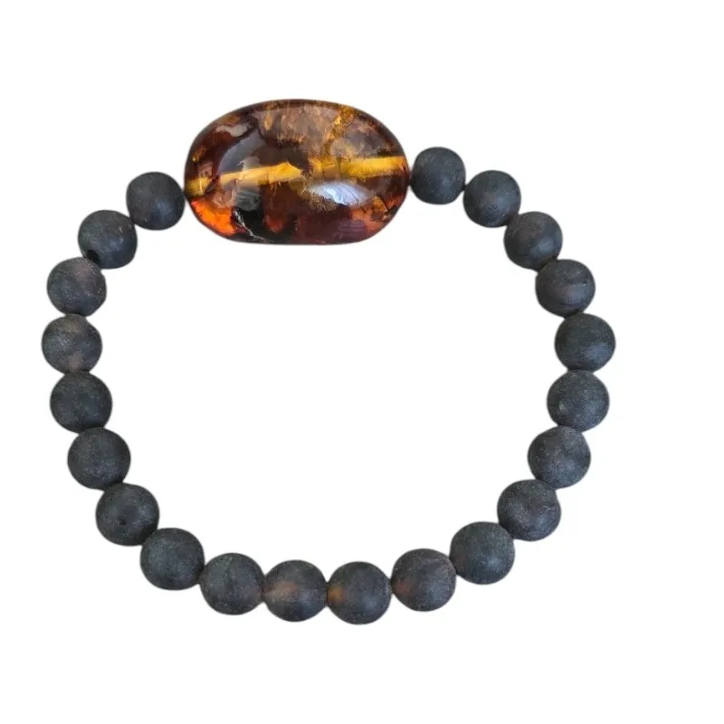 Bransoletka  z matowych kulek bursztynowych i polerowaną nieregularną dużą