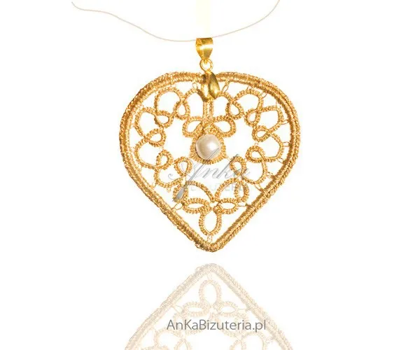 Zawieszka serce z perełką . biżuteria z frywolitki
