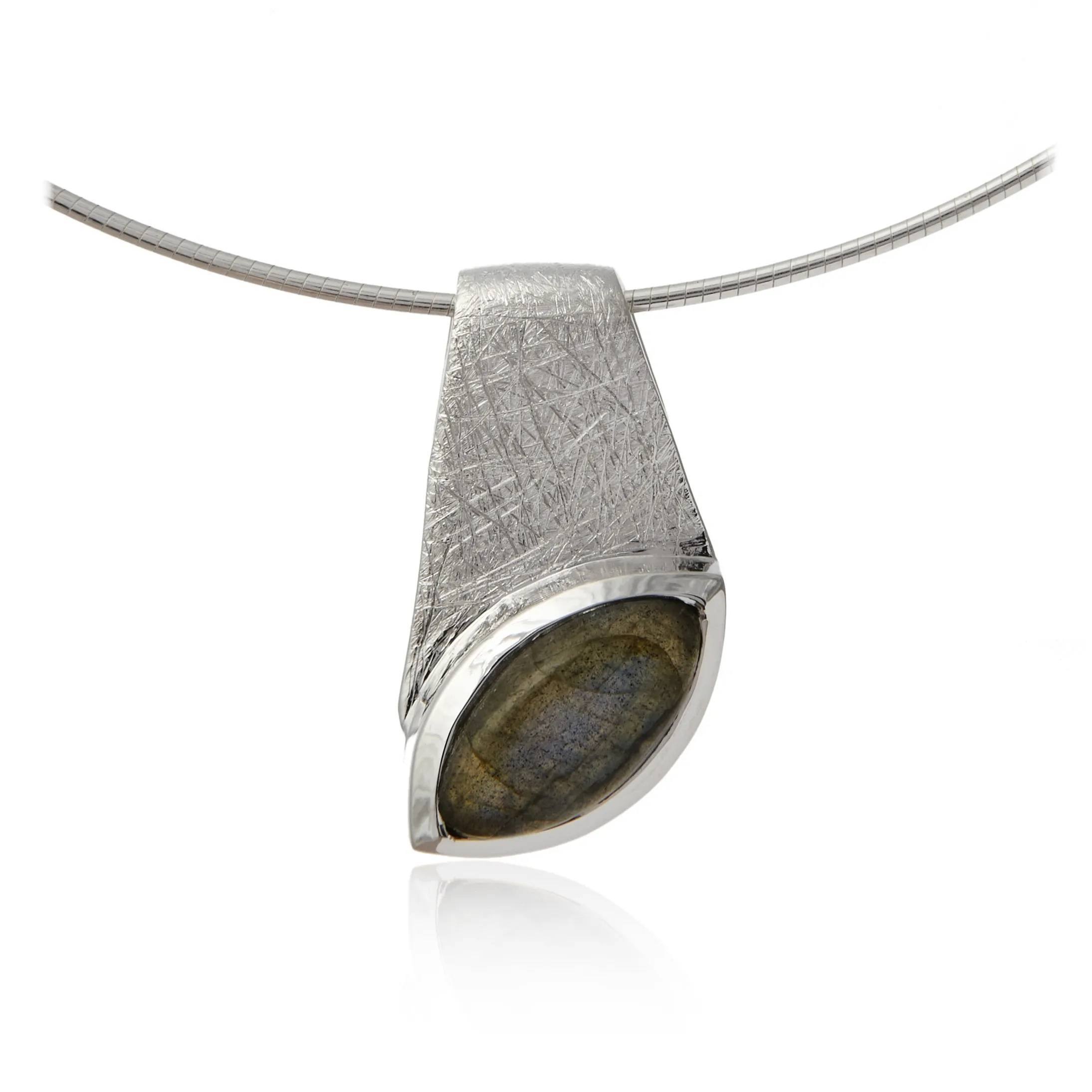 Srebrna zawieszka satynowana z labradorytem