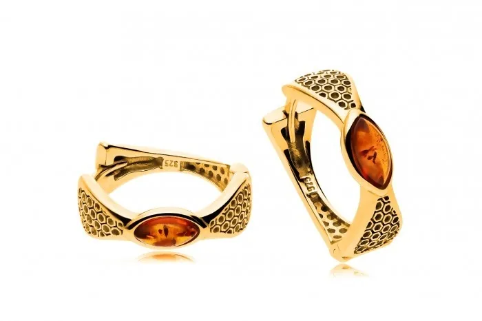 Kolczyki srebrne pozłacane z koniakowym bursztynem kółka w ażurowej oprawie