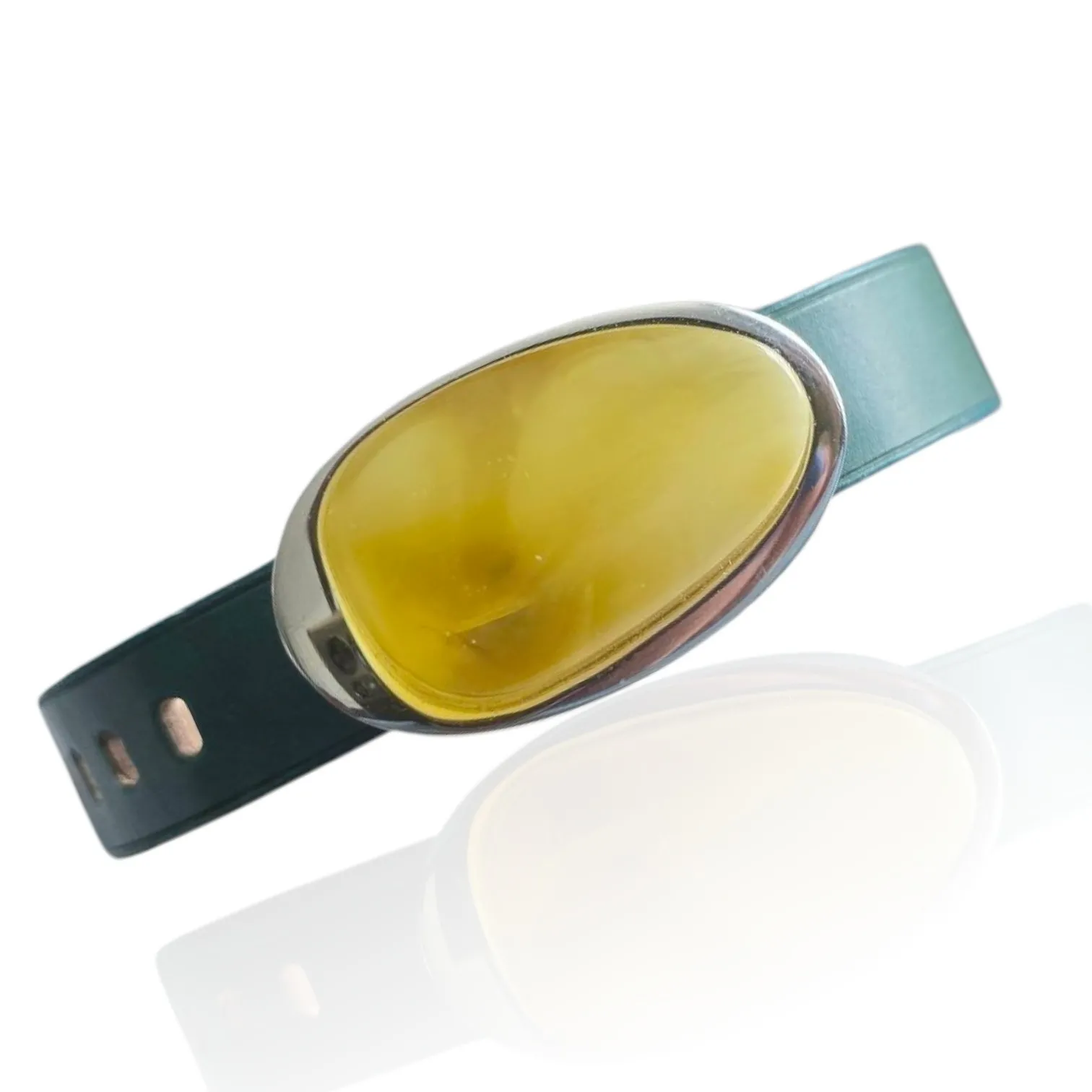 Bransoletka srebrna na skórzanym zielonym pasku z bursztynem unikat