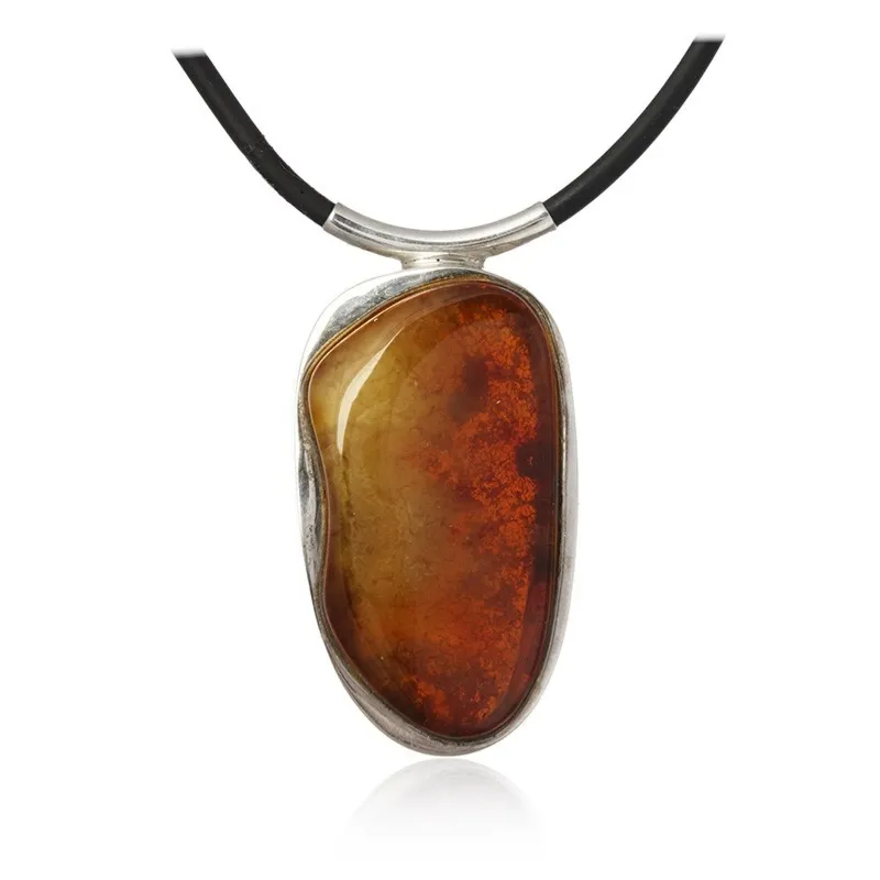 Naszyjnik srebrny z bursztynem – elegancki klasyk