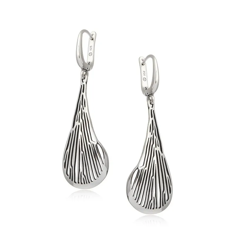 Kolczyki srebrne długie ażurowe - struktura światła