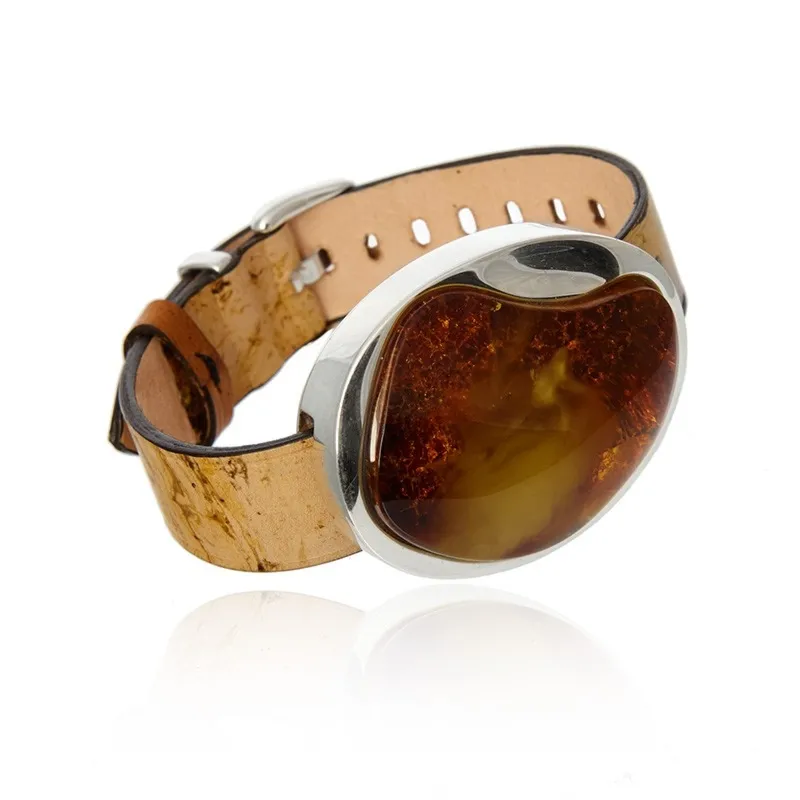 Duży bursztyn w srebrnej oprawie na mozaikowym skórzanym pasku