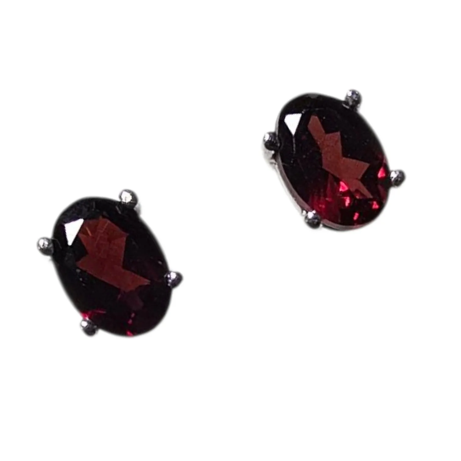 Kolczyki srebrne z granatami owalne sztyfty 7*5 mm