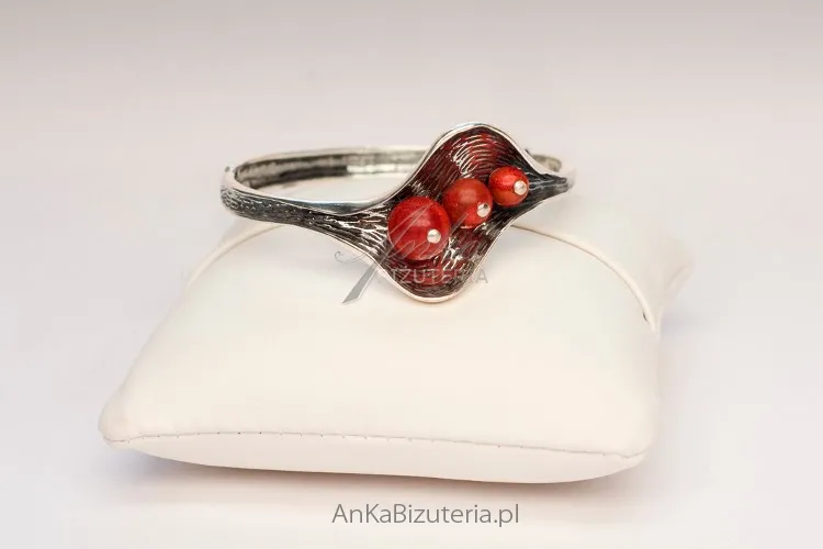 Wyjątkowa biżuteria srebrna-bransoletka listek z koralami